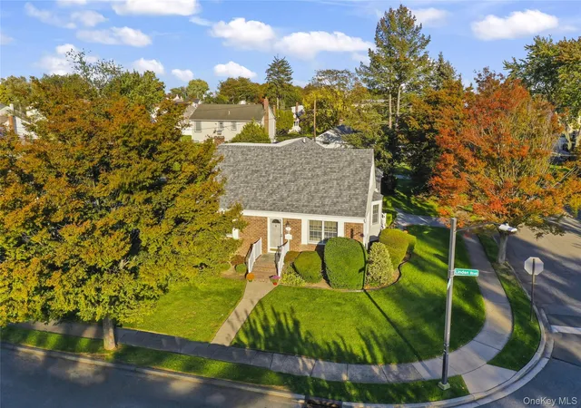 Photo 3 of Single family home for sale at 59 Linden Blvd, Oyster Bay, NY 11801 | MLS# 928610 | Listing updated on 2026-09-13