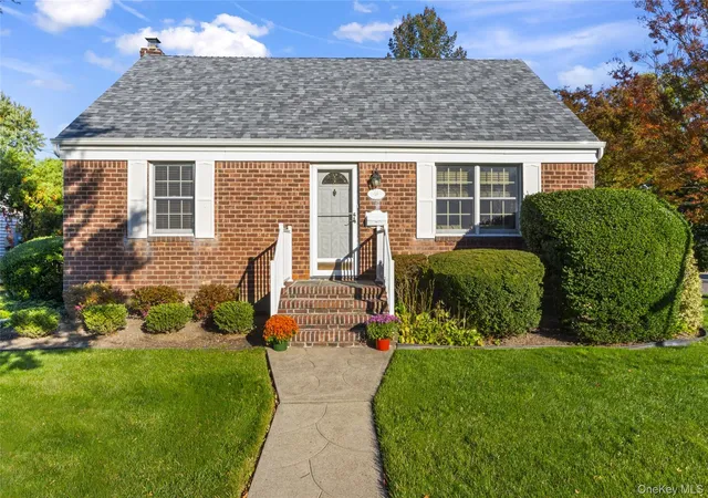 Photo 3 of Single family home for sale at 59 Linden Blvd, Oyster Bay, NY 11801 | MLS# 928610 | Listing updated on 2026-09-13