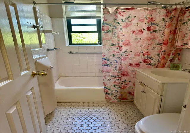 2nd image of 11 Wooleys Ln, North Hempstead, NY 11021