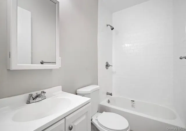 Photo 5 of Sale Pending at 418 S 7th Avenue, Mount Vernon, NY 10550 | MLS# 929226 | Listing updated on 2025-12-12