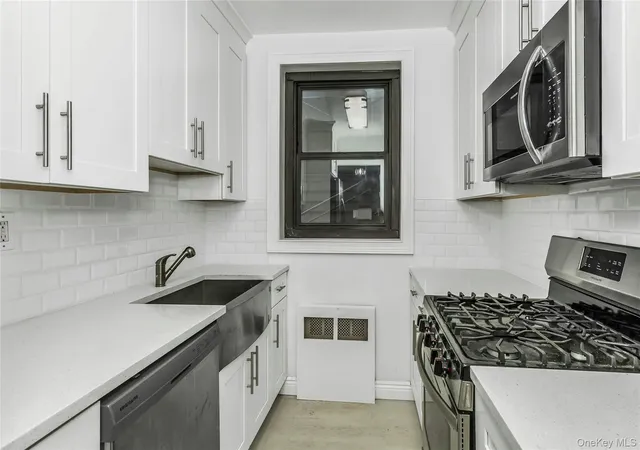 4th image of 15 Hl Park Ave Ave, Great Neck, NY 11021