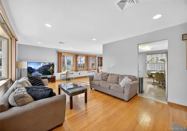 3rd image of 200 Mallory Ave, Staten Island, NY 10305 | MLS# 929651