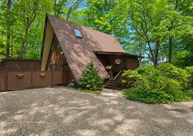 2nd image of 101 Longfellow Ln, Brookhaven, NY 11777 | MLS# 929763