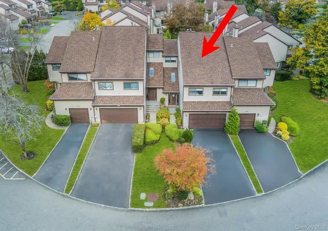 3rd image of 31 The Gln, Oyster Bay, NY 11545