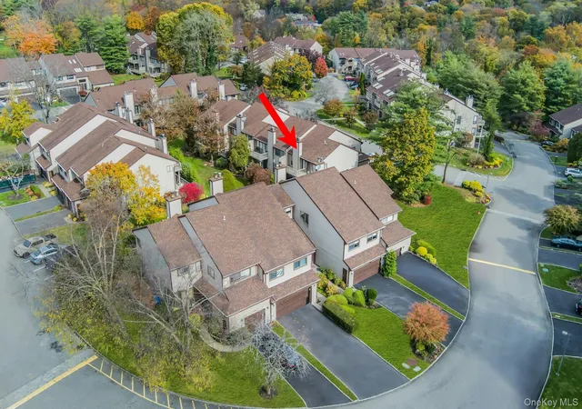2nd image of 31 The Gln, Oyster Bay, NY 11545