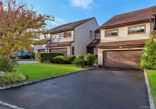 4th image of 31 The Gln, Oyster Bay, NY 11545