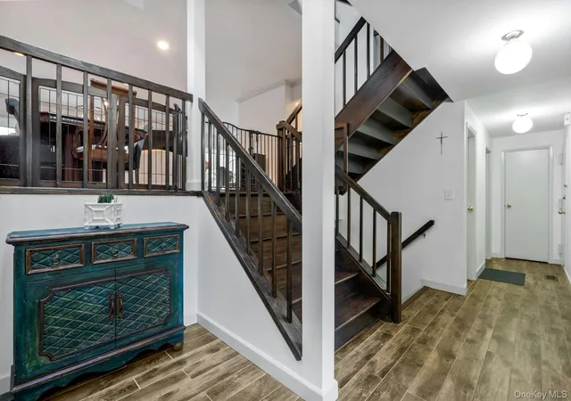 5th image of 31 The Gln, Oyster Bay, NY 11545