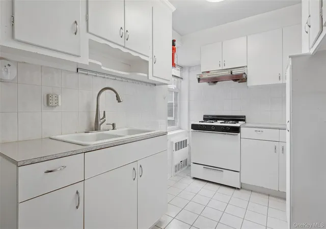 Homes for sale in New York, NY | 33-24 91St St #6L, New York, NY 11372 | MLS# 930900