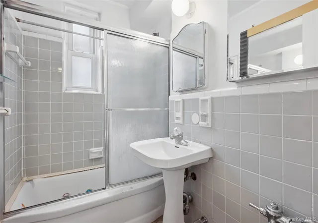 Homes for sale in New York, NY | 33-24 91St St #6L, New York, NY 11372 | MLS# 930900