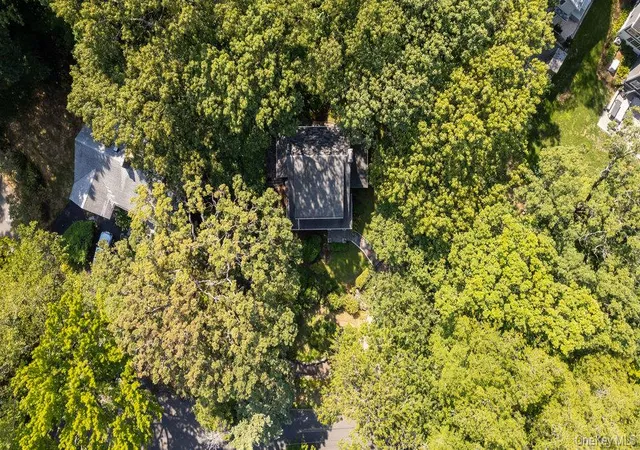 Photo 3 of Single family home for sale at 40 Pine Brook Dr, Larchmont, NY 10538 | MLS# 931784 | Listing updated on 2026-08-28