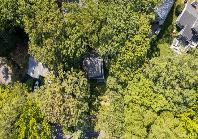 Photo 3 of Single family home for sale at 40 Pine Brook Dr, Larchmont, NY 10538 | MLS# 931784 | Listing updated on 2026-08-28