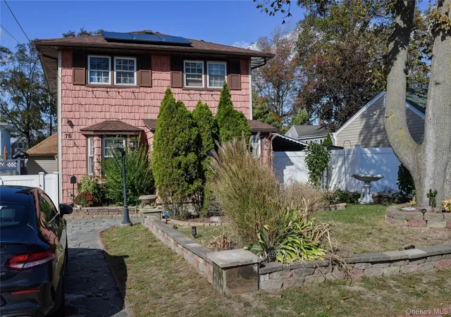 Photo 1 of Single family home for sale at 76 E Hollywood Ave, Lindenhurst, NY 11757 | MLS# 931798 | Listing updated on 2026-09-03