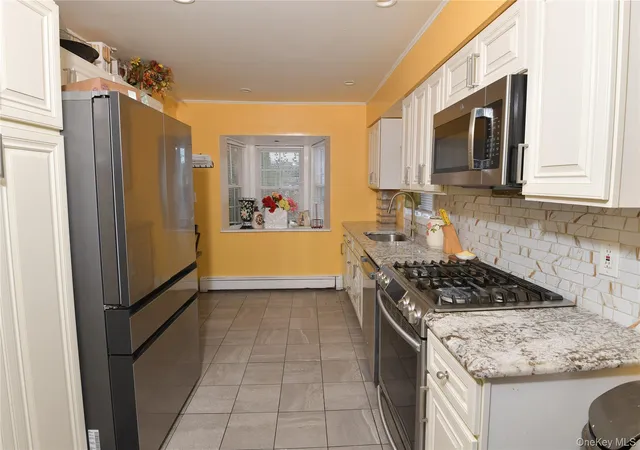 Photo 4 of Single family home for sale at 76 E Hollywood Ave, Lindenhurst, NY 11757 | MLS# 931798 | Listing updated on 2026-09-03