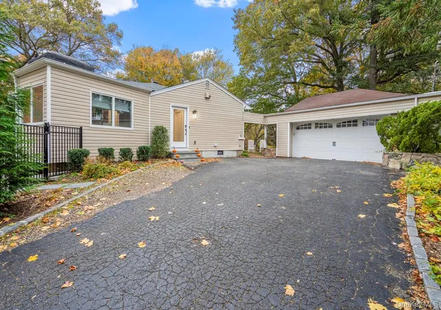 3rd image of 28 Elm St, Woodbury, NY 11797 | MLS# 932057