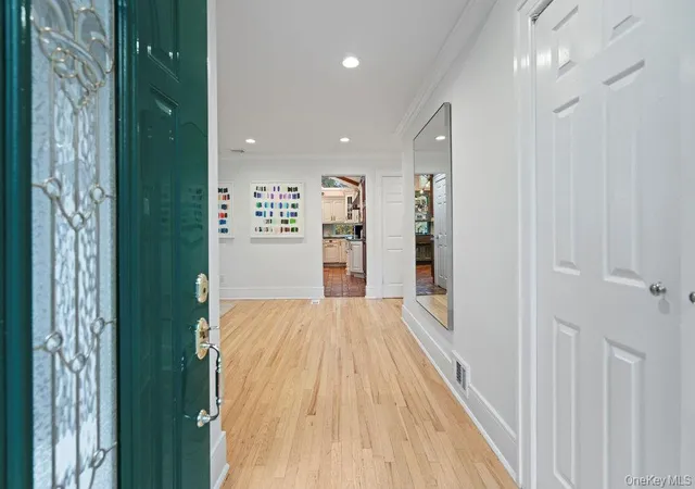 4th image of 28 Elm St, Woodbury, NY 11797 | MLS# 932057