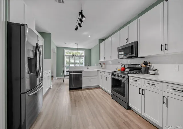 5th image of 626 Village Grn N, North Hempstead, NY 11050 | MLS# 932561