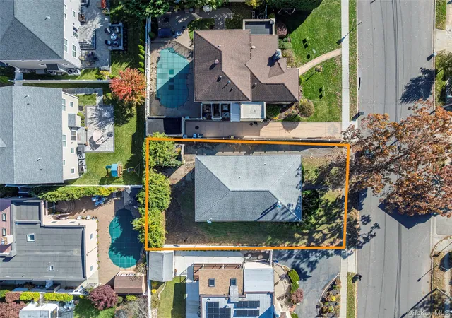 3rd image of 43 Wynsum Ave, Hempstead, NY 11566 | MLS# 932877