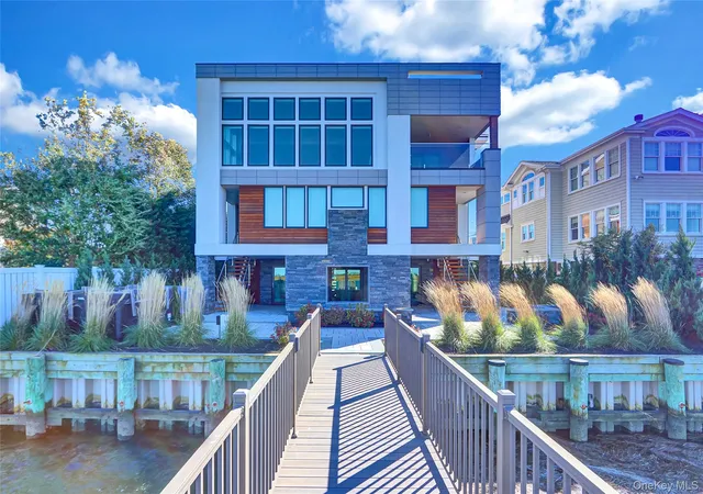 Photo 3 of Single family home for sale at 44 Bayside Dr, Point Lookout, NY 11569 | MLS# 932952 | Listing updated on 2026-08-30