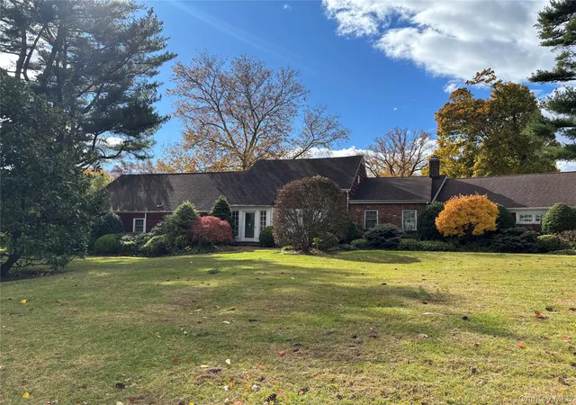 Photo 3 of Sale Pending at 18 Lighthouse Rd, Great Neck, NY 11024 | MLS# 933207 | Listing updated on 2026-05-30