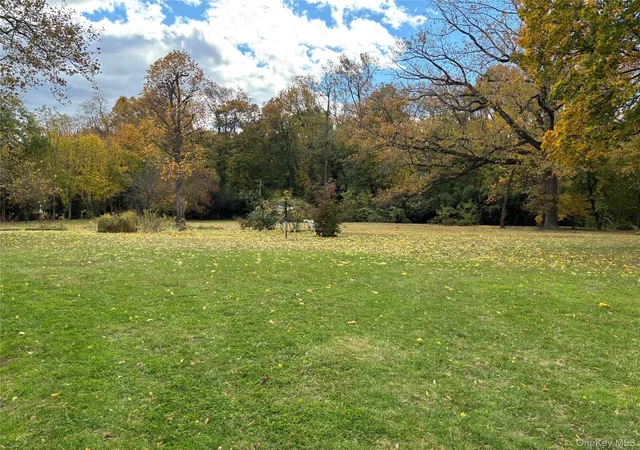 Photo 3 of Sale Pending at 18 Lighthouse Rd, Great Neck, NY 11024 | MLS# 933207 | Listing updated on 2026-05-30