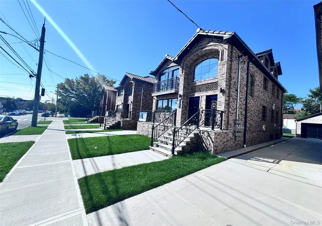 Photo 3 of Sale Pending at 214 39 39th Ave, Bayside, NY 11361 | MLS# 933595 | Listing updated on 2025-11-08