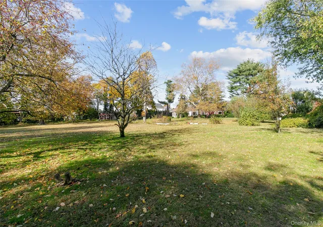 2nd image of 18 Lighthouse Rd, Great Neck, NY 11024 | MLS# 933785