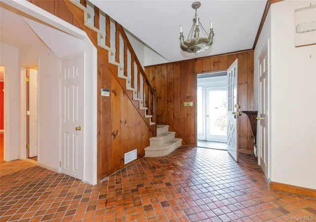 Photo 3 of Sale Pending at 18 Lighthouse Rd, Great Neck, NY 11024 | MLS# 933785 | Listing updated on 2026-05-30
