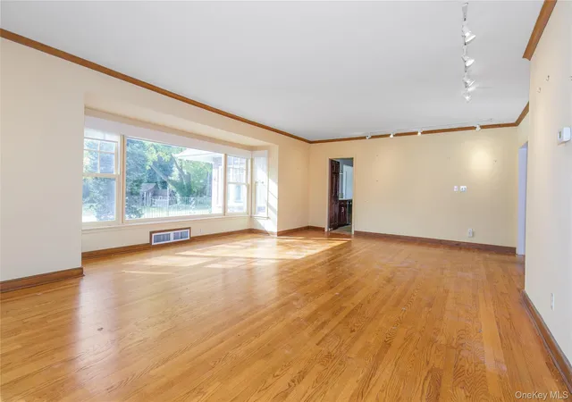 Photo 3 of Sale Pending at 18 Lighthouse Rd, Great Neck, NY 11024 | MLS# 933785 | Listing updated on 2026-05-30
