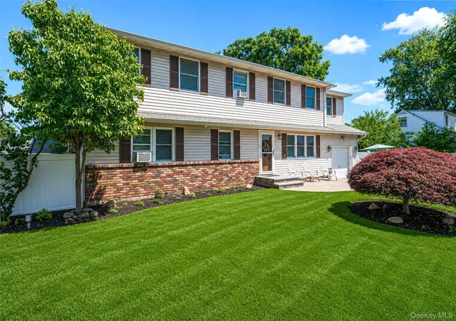 2nd image of 201 Oakland Ave, Deer Park, NY 11729 | MLS# 933959