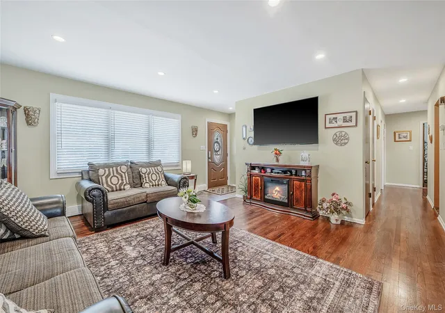 5th image of 201 Oakland Ave, Deer Park, NY 11729 | MLS# 933959