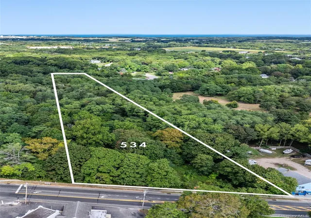 Photo 4 of Sale Pending at 534 Main Rd, Riverhead, NY 11931 | MLS# 934436 | Listing updated on 2026-09-19