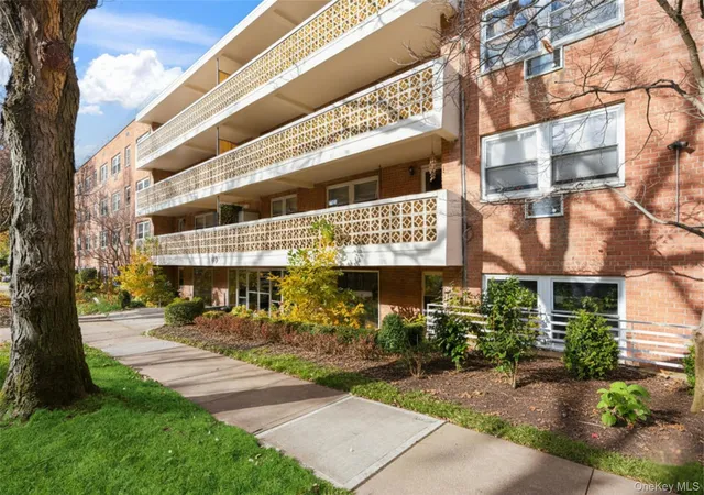 3rd image of 45 Hl Park Ave, North Hempstead, NY 11030