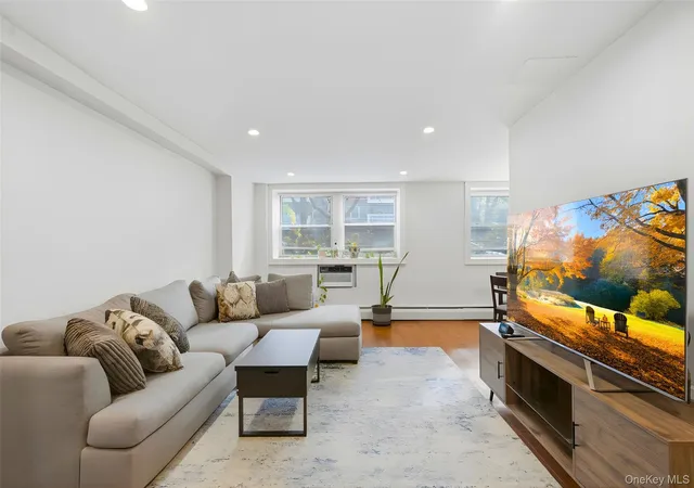 5th image of 45 Hl Park Ave, North Hempstead, NY 11030