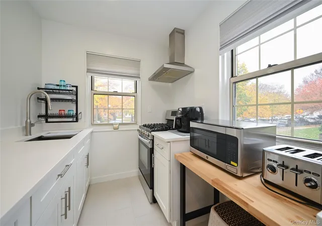 5th image of 69-25 215Th, New York, NY 11364