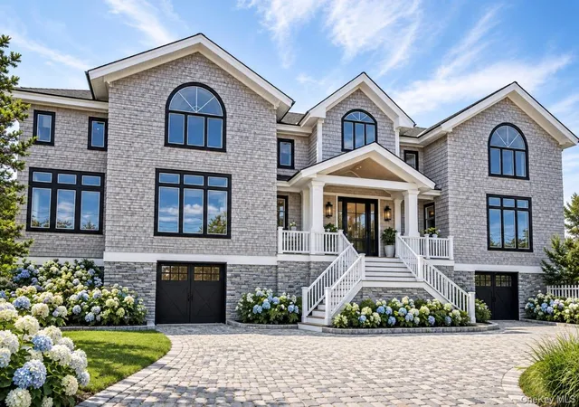 Photo 1 of Single family home for sale at 605 Dune Rd, Southampton, NY 11977 | MLS# 934969 | Listing updated on 2026-10-07