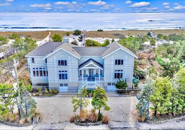 Photo 2 of Single family home for sale at 605 Dune Rd, Southampton, NY 11977 | MLS# 934969 | Listing updated on 2026-10-07