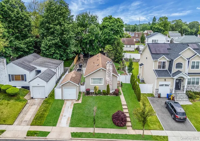 Single family home for sale at 5 Willets Dr, Syosset, NY 11791 | MLS# 935153 | Listing updated on 2025-12-23
