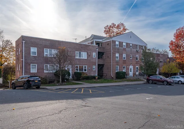 Homes for sale in Eastchester, NY | 14 Leewood Circle, Eastchester, NY 10709 | Houzeo