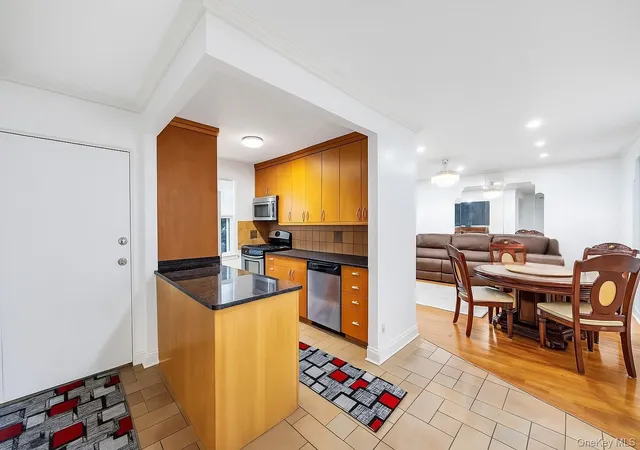 4th image of 252-15 72Nd Ave, New York, NY 11426