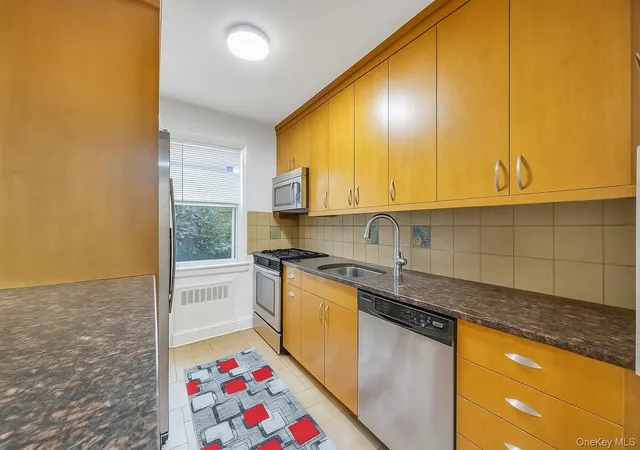 5th image of 252-15 72Nd Ave, New York, NY 11426