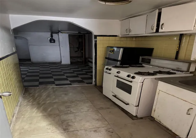 Photo 4 of Single family home for sale at 1183 Grenada Pl, New York, NY 10466 | MLS# 935932 | Listing updated on 2026-08-03