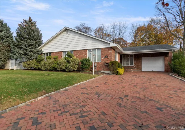 Photo 3 of Single family home for sale at 9 Oak Shore Dr, Oyster Bay, NY 11709 | MLS# 936207 | Listing updated on 2026-07-31