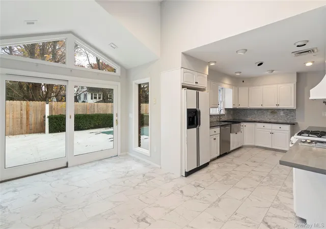 Photo 3 of Single family home for sale at 9 Oak Shore Dr, Oyster Bay, NY 11709 | MLS# 936207 | Listing updated on 2026-07-31