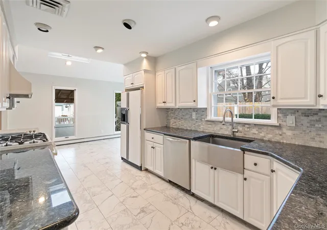 Photo 4 of Single family home for sale at 9 Oak Shore Dr, Oyster Bay, NY 11709 | MLS# 936207 | Listing updated on 2026-07-31
