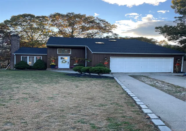 1st image of 4 Marlo Ct, Selden, NY 11784 | MLS# 937766