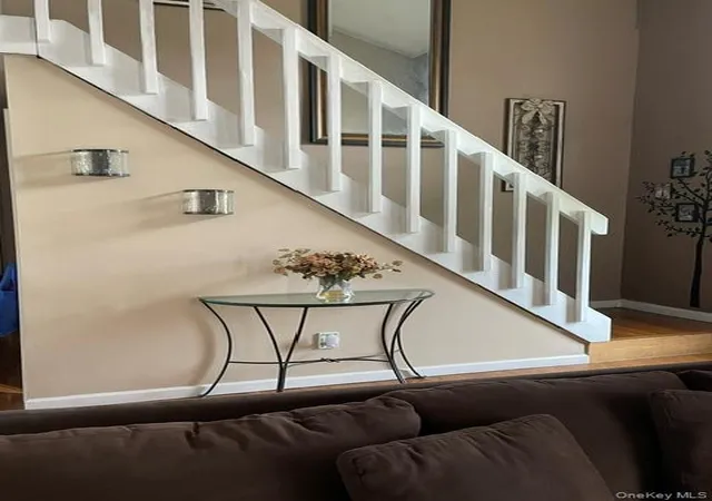 2nd image of 4 Marlo Ct, Selden, NY 11784 | MLS# 937766