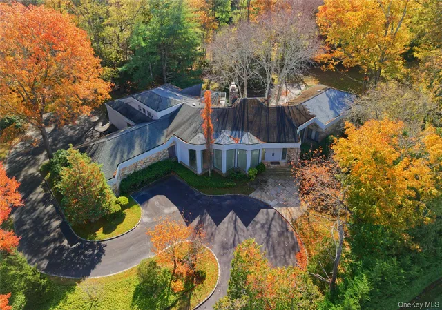 Photo 2 of Sale Pending at 7 Pin Oak Ct, Glen Head, NY 11545 | MLS# 938081 | Listing updated on 2026-09-12