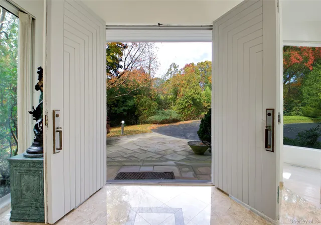 Photo 3 of Sale Pending at 7 Pin Oak Ct, Glen Head, NY 11545 | MLS# 938081 | Listing updated on 2026-09-12