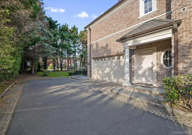 Photo 4 of Sale Pending at 24 Beechwood Dr, Lawrence, NY 11559 | MLS# 938496 | Listing updated on 2026-06-16