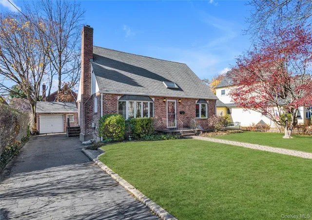 23rd image of 10 Fairfield Ave, North Hempstead, NY 11050 | MLS# 940210